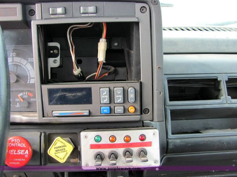 image for item 8032 1996 Chevrolet Kodiak C7H042 boom truck