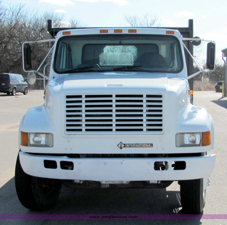 image for item 8036 1999 International 4900 dump bed truck