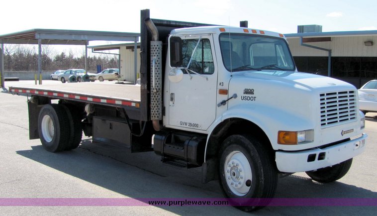 image for item 8036 1999 International 4900 dump bed truck