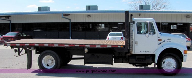 image for item 8036 1999 International 4900 dump bed truck