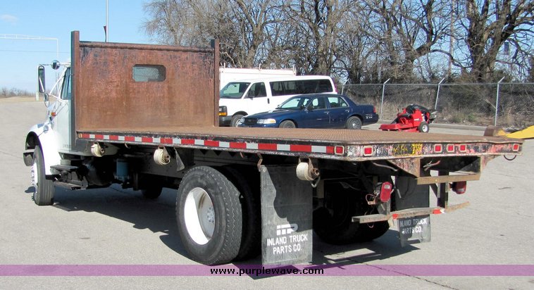 image for item 8036 1999 International 4900 dump bed truck