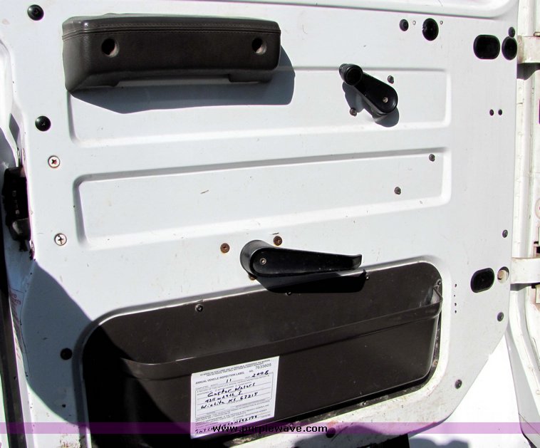 image for item 8036 1999 International 4900 dump bed truck