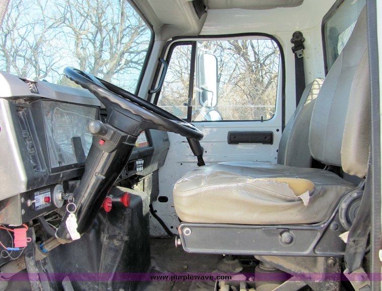 image for item 8036 1999 International 4900 dump bed truck