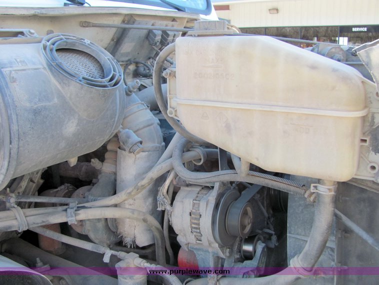 image for item 8036 1999 International 4900 dump bed truck