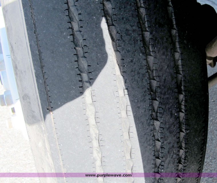 image for item 8036 1999 International 4900 dump bed truck