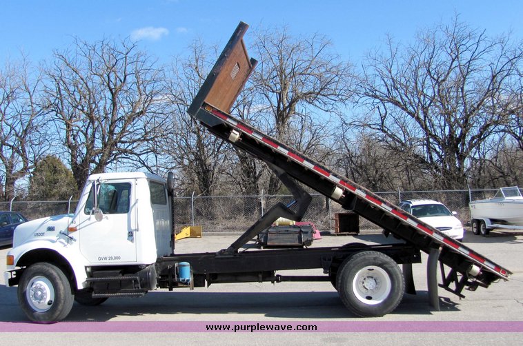 image for item 8036 1999 International 4900 dump bed truck