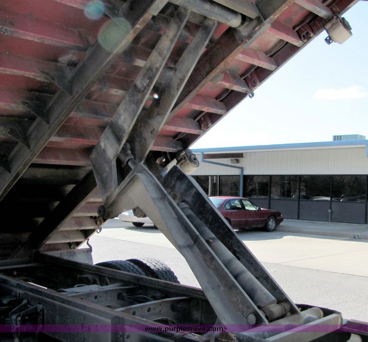 image for item 8036 1999 International 4900 dump bed truck