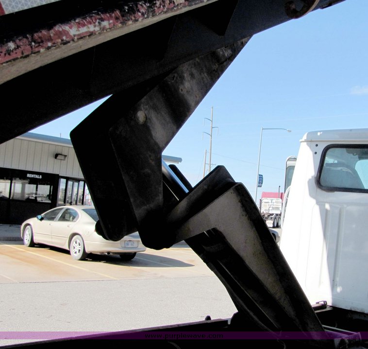 image for item 8036 1999 International 4900 dump bed truck