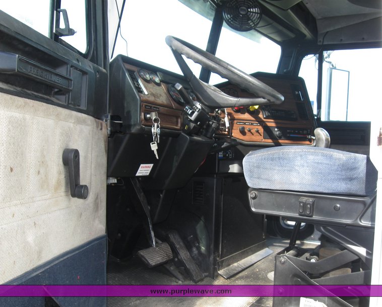 image for item 8060 1999 Freightliner FLD120 semi truck