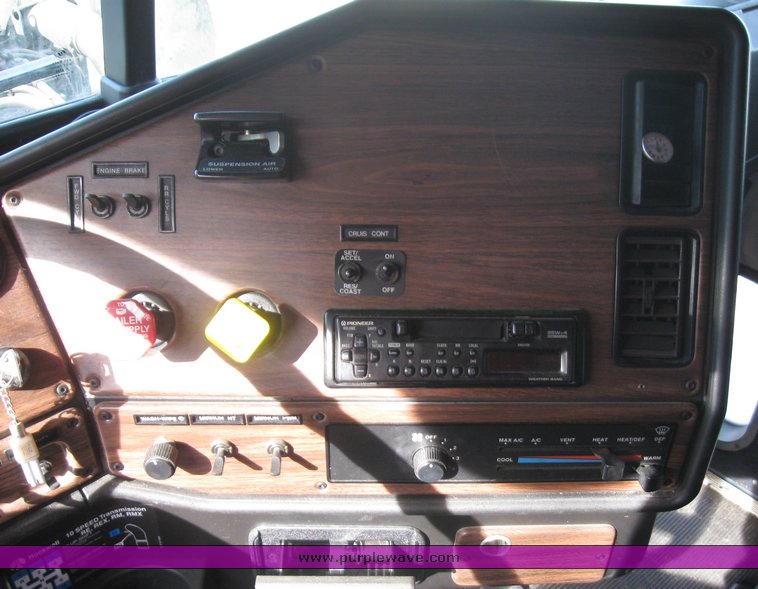 image for item 8060 1999 Freightliner FLD120 semi truck