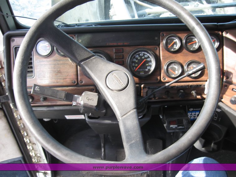 image for item 8060 1999 Freightliner FLD120 semi truck