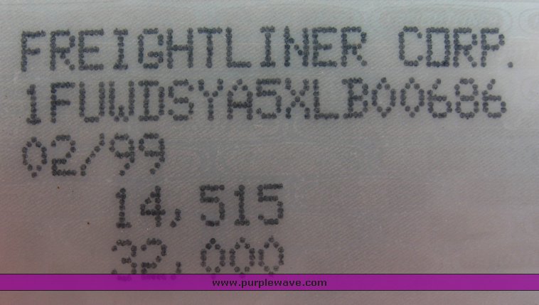 image for item 8060 1999 Freightliner FLD120 semi truck