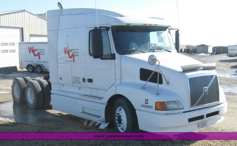 image for item 8073 2000 Volvo Conventional Cab tandem axle semi truck with sleeper