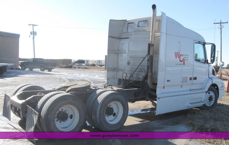 image for item 8073 2000 Volvo Conventional Cab tandem axle semi truck with sleeper