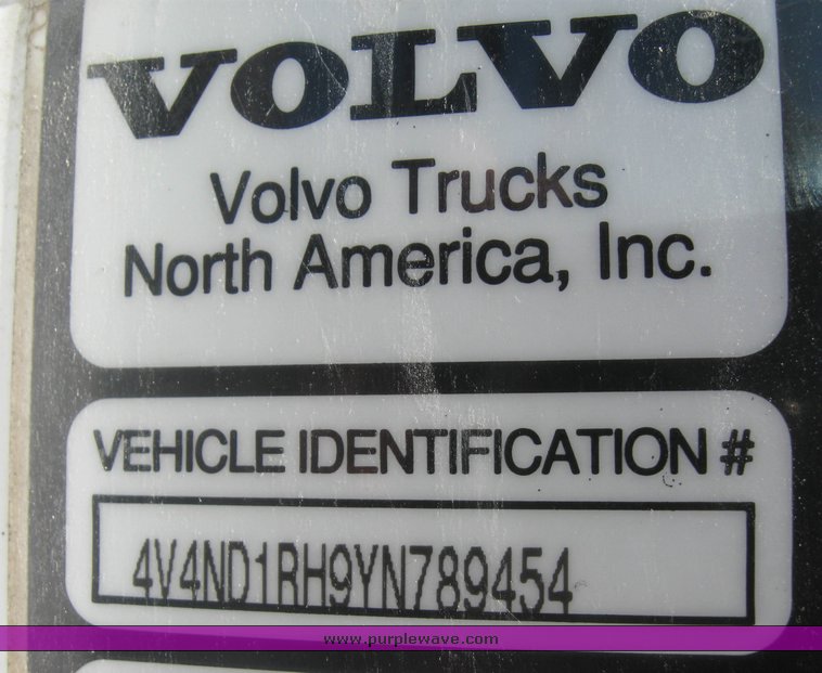 image for item 8073 2000 Volvo Conventional Cab tandem axle semi truck with sleeper