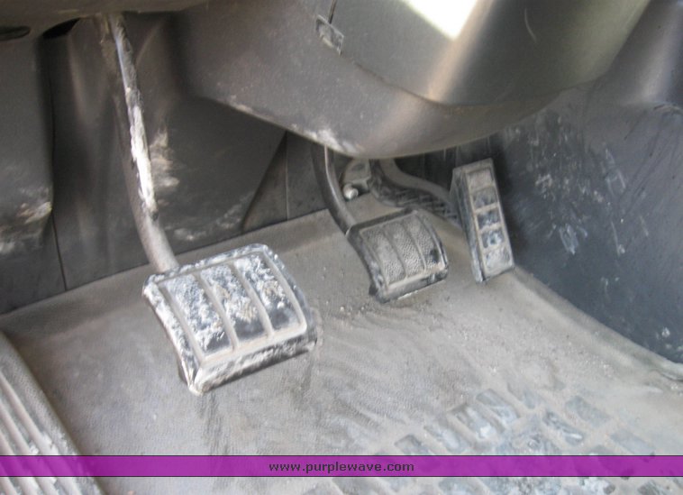 image for item 8073 2000 Volvo Conventional Cab tandem axle semi truck with sleeper