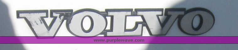 image for item 8073 2000 Volvo Conventional Cab tandem axle semi truck with sleeper