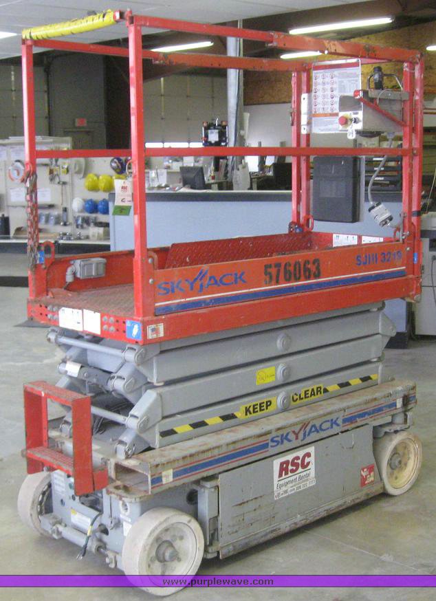 image for item 6843 2005 Skyjack SJIII 3219 scissor lift