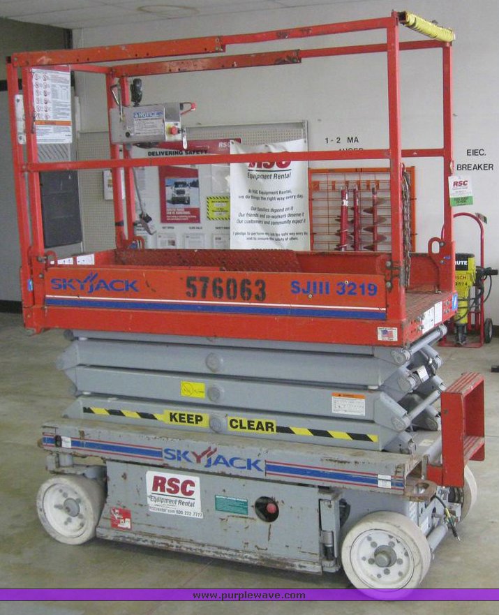 image for item 6843 2005 Skyjack SJIII 3219 scissor lift