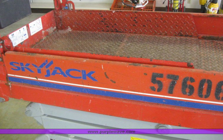 image for item 6843 2005 Skyjack SJIII 3219 scissor lift