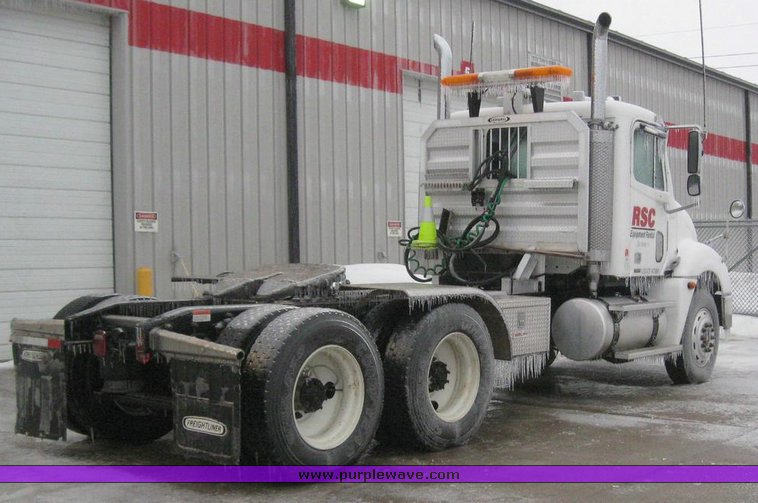 image for item 6846 2006 Freightliner Columbia semi truck