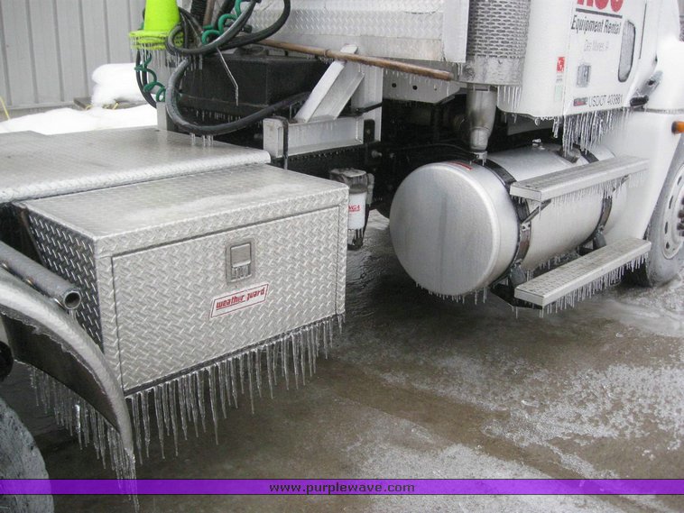 image for item 6846 2006 Freightliner Columbia semi truck