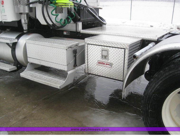 image for item 6846 2006 Freightliner Columbia semi truck