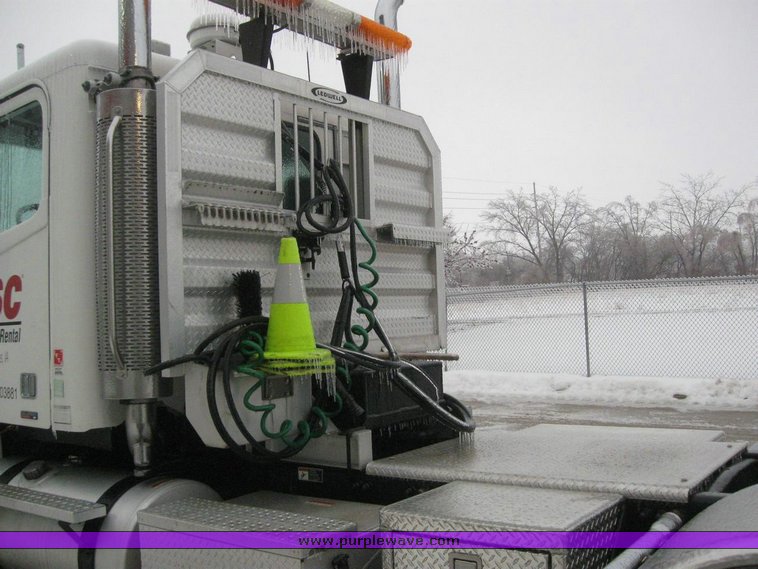 image for item 6846 2006 Freightliner Columbia semi truck