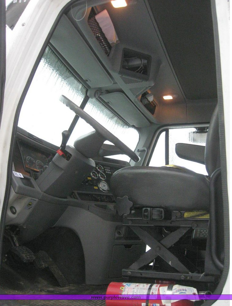 image for item 6846 2006 Freightliner Columbia semi truck