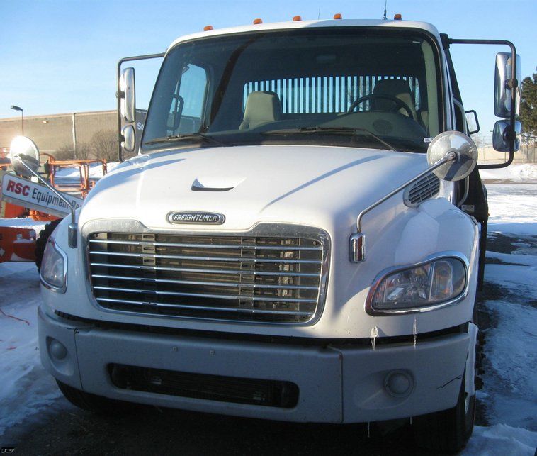 image for item 7693 2006 Freightliner M2 106 roll back truck
