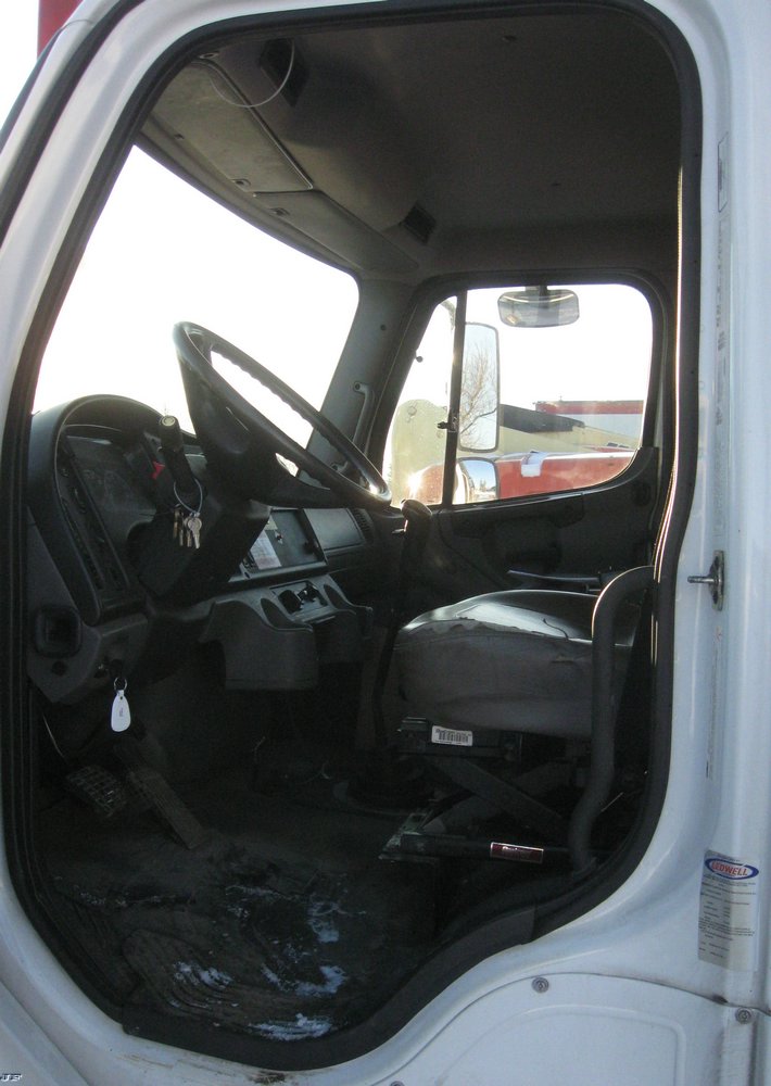 image for item 7693 2006 Freightliner M2 106 roll back truck