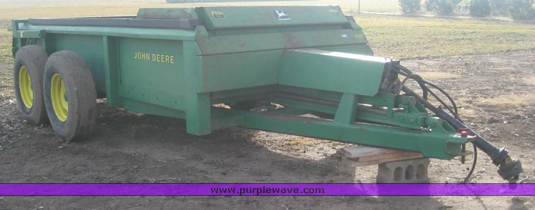 image for item 3869 John Deere 785 manure spreader