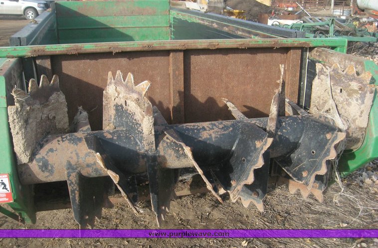 image for item 3869 John Deere 785 manure spreader