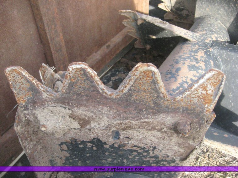 image for item 3869 John Deere 785 manure spreader