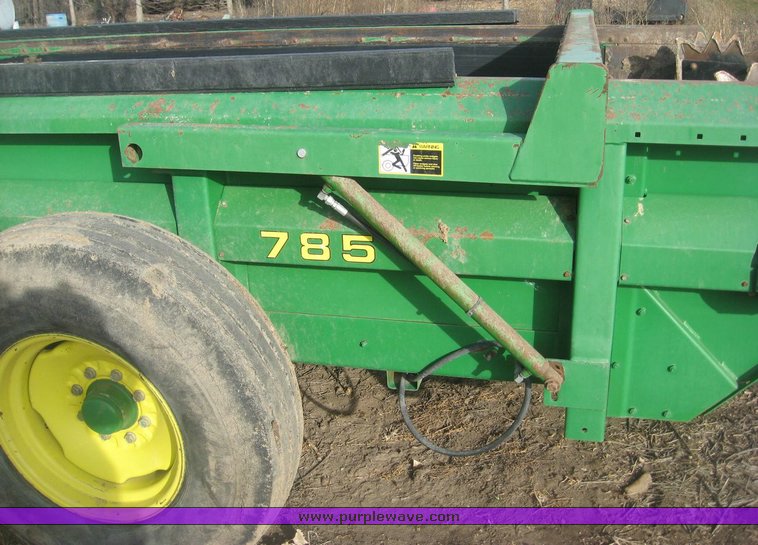 image for item 3869 John Deere 785 manure spreader