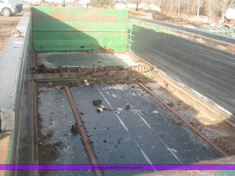 image for item 3869 John Deere 785 manure spreader