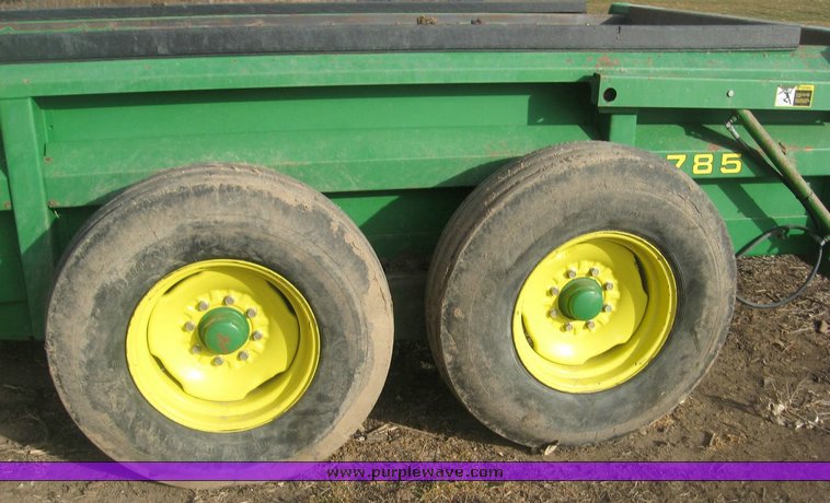 image for item 3869 John Deere 785 manure spreader