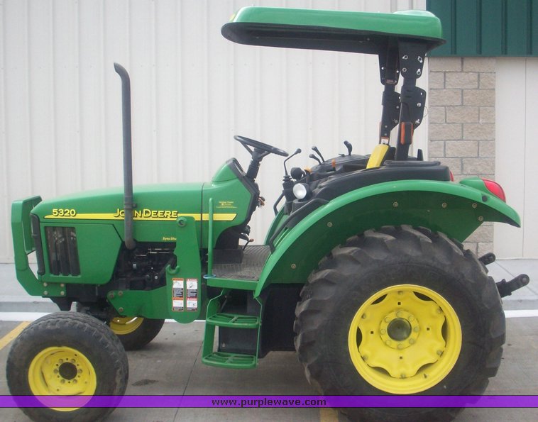 image for item 3873 2004 John Deere 5320 tractor