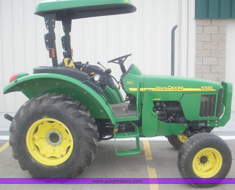 image for item 3873 2004 John Deere 5320 tractor