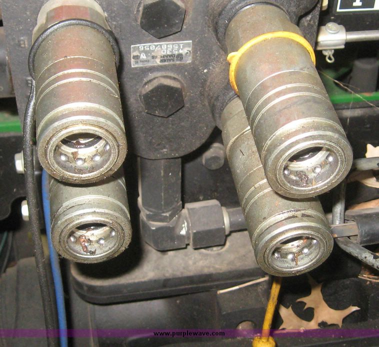 image for item 3873 2004 John Deere 5320 tractor