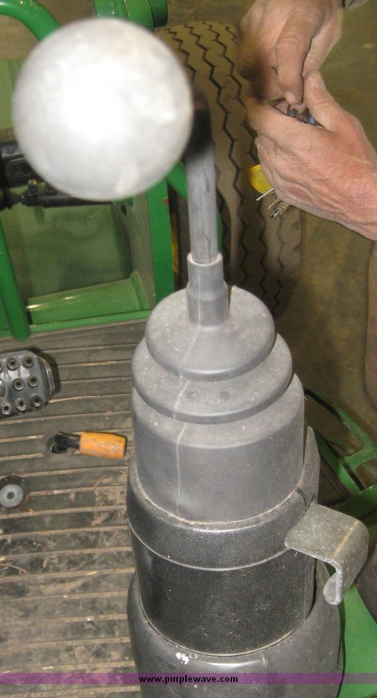 image for item 3873 2004 John Deere 5320 tractor