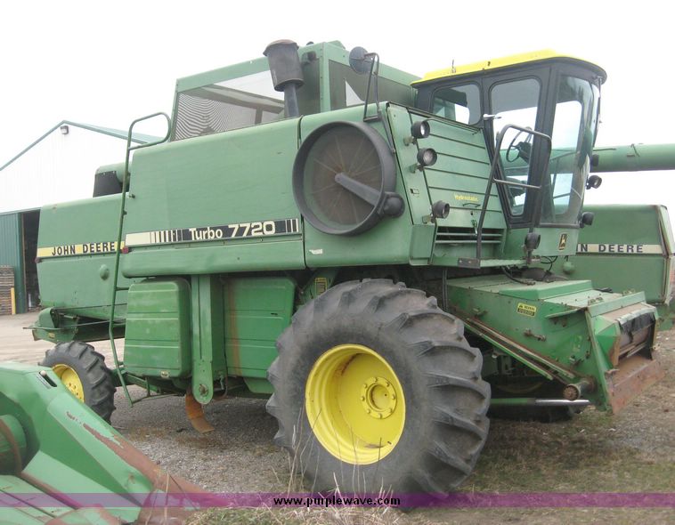 image for item 3878 1980 John Deere 7720 combine