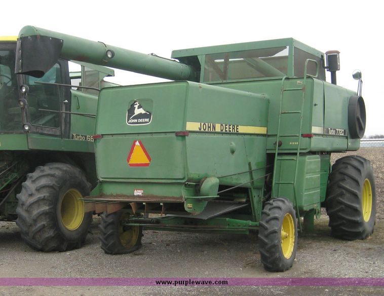 image for item 3878 1980 John Deere 7720 combine