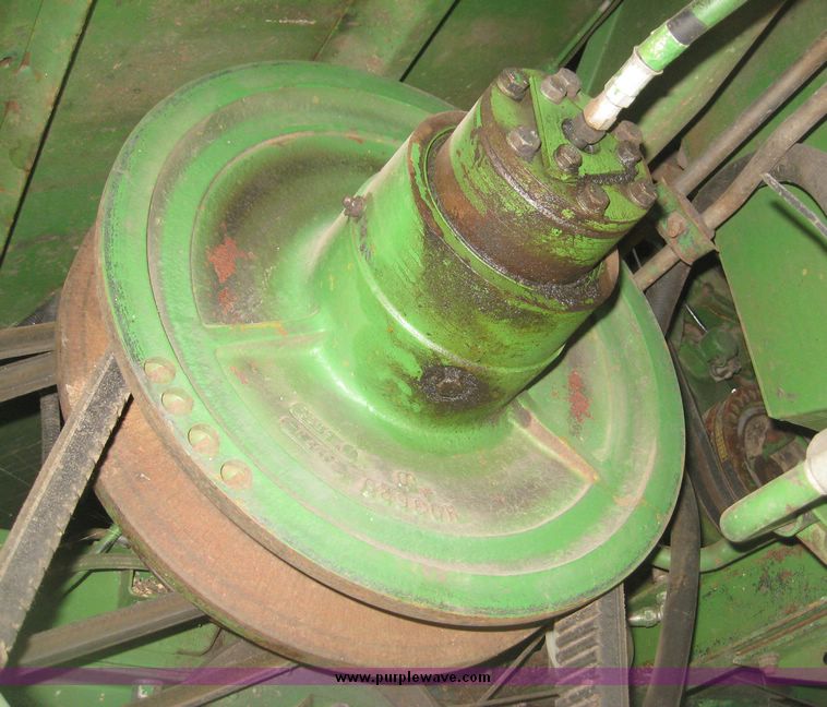 image for item 3878 1980 John Deere 7720 combine