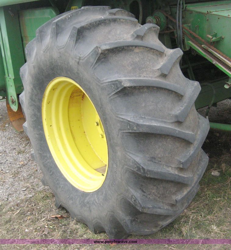 image for item 3878 1980 John Deere 7720 combine