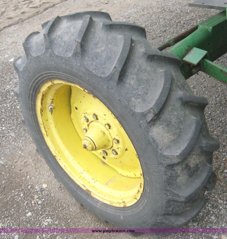 image for item 3878 1980 John Deere 7720 combine