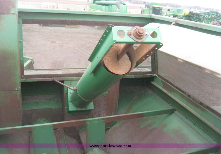 image for item 3878 1980 John Deere 7720 combine