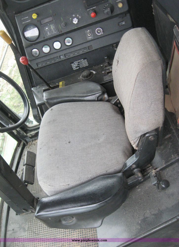 image for item 3878 1980 John Deere 7720 combine