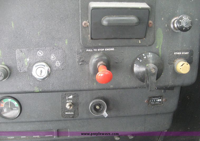 image for item 3878 1980 John Deere 7720 combine