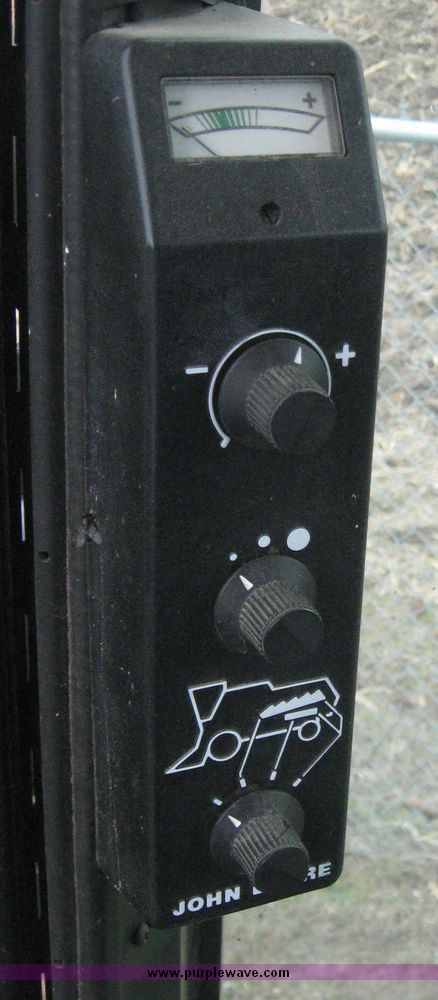 image for item 3878 1980 John Deere 7720 combine